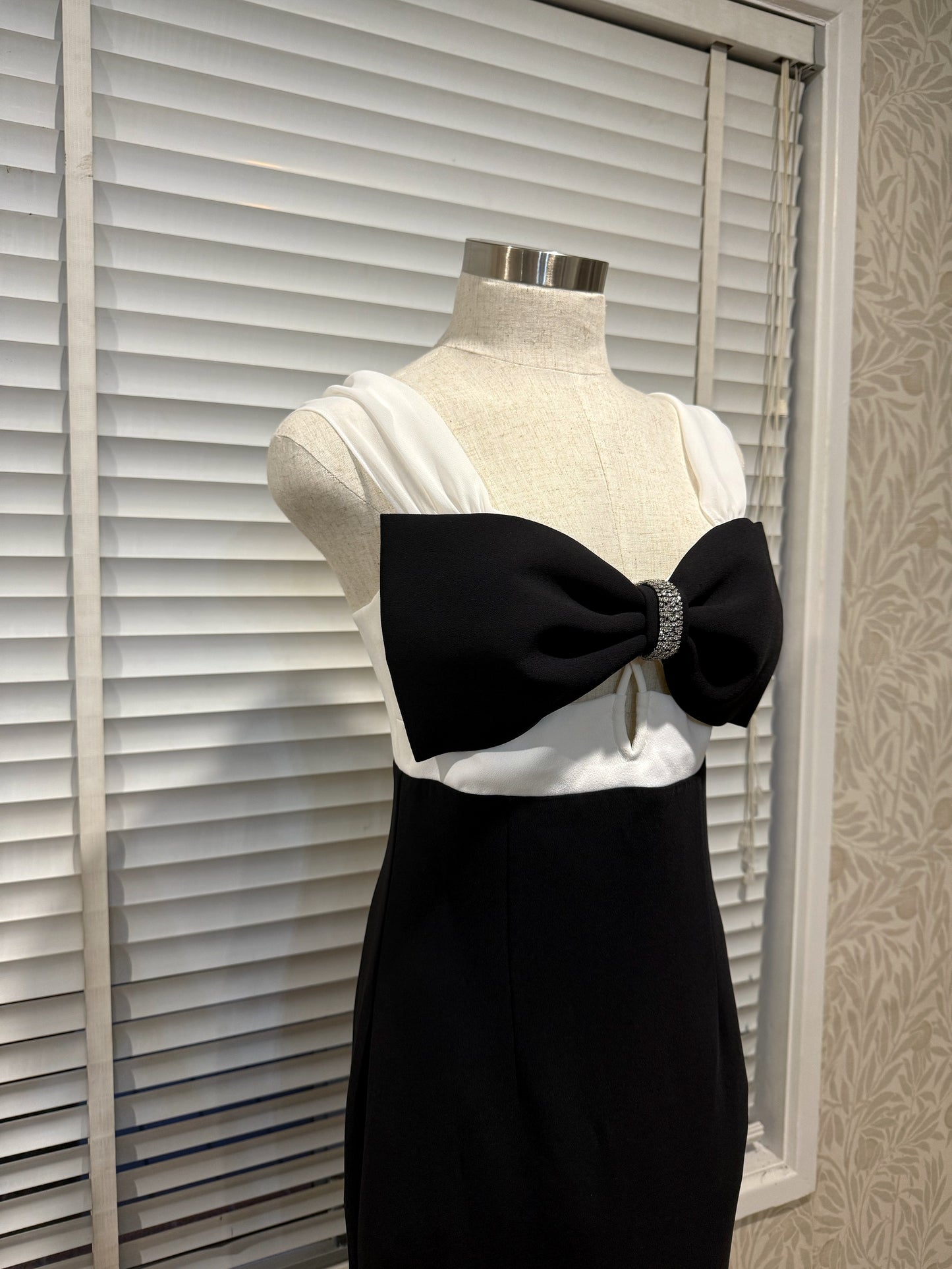 SELF PORTRAIT CREPE CRYSTAL BOW MIDI DRESS BLACK/WHITE