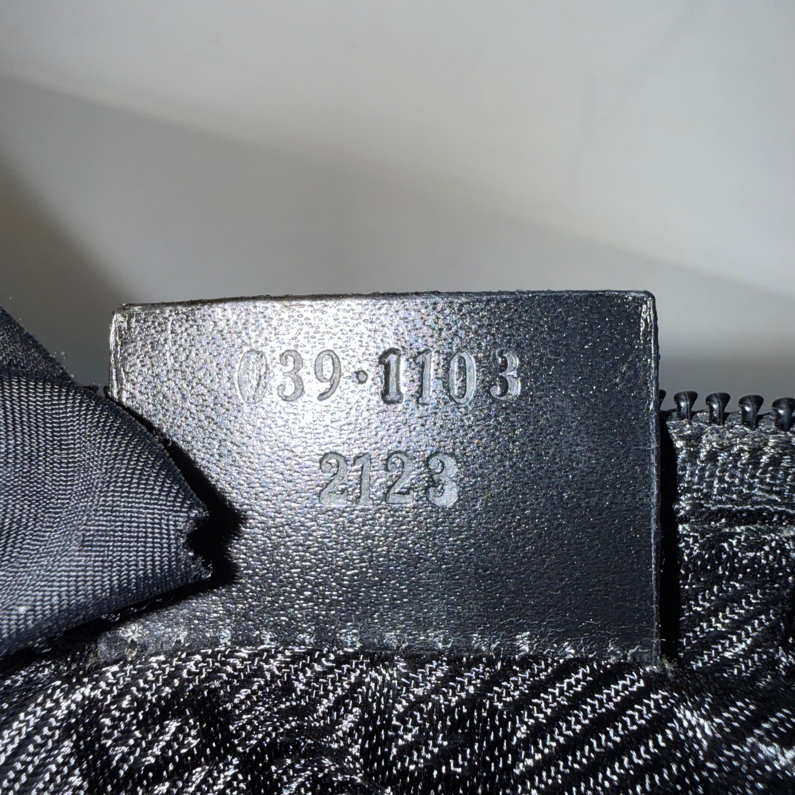 Gucci Boat Pochette in Black