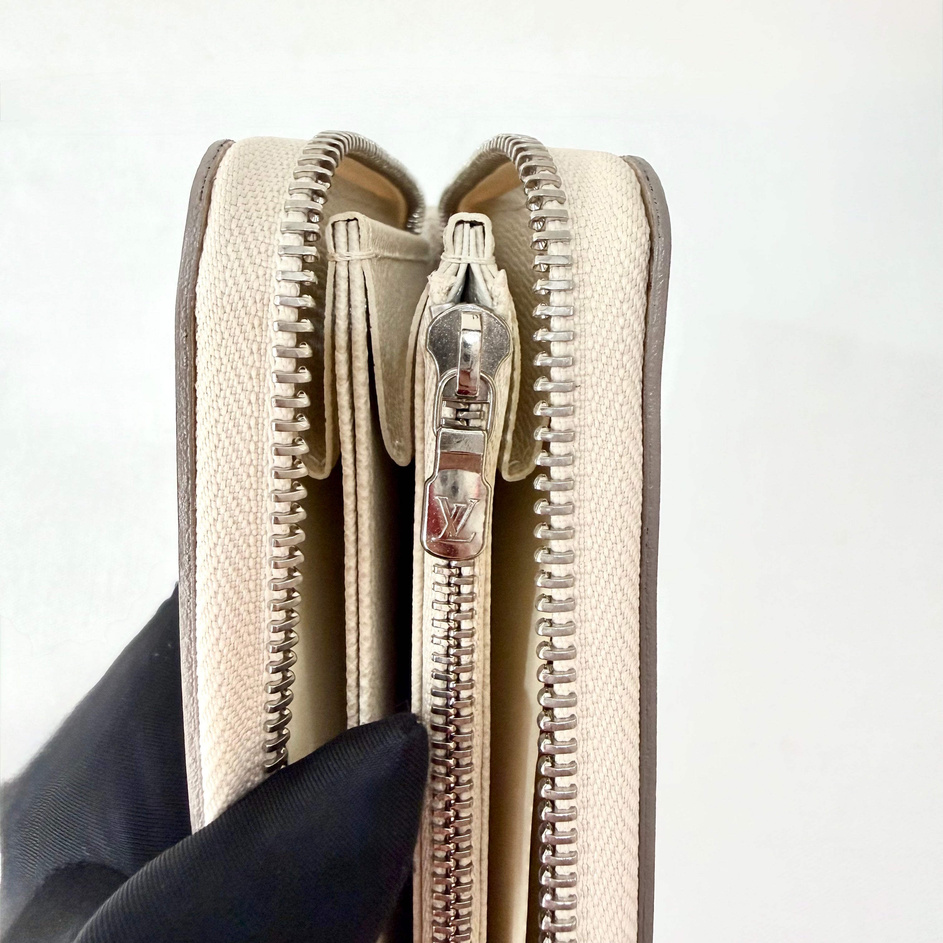 Louis Vuitton White Epi Zippy Wallet Leather