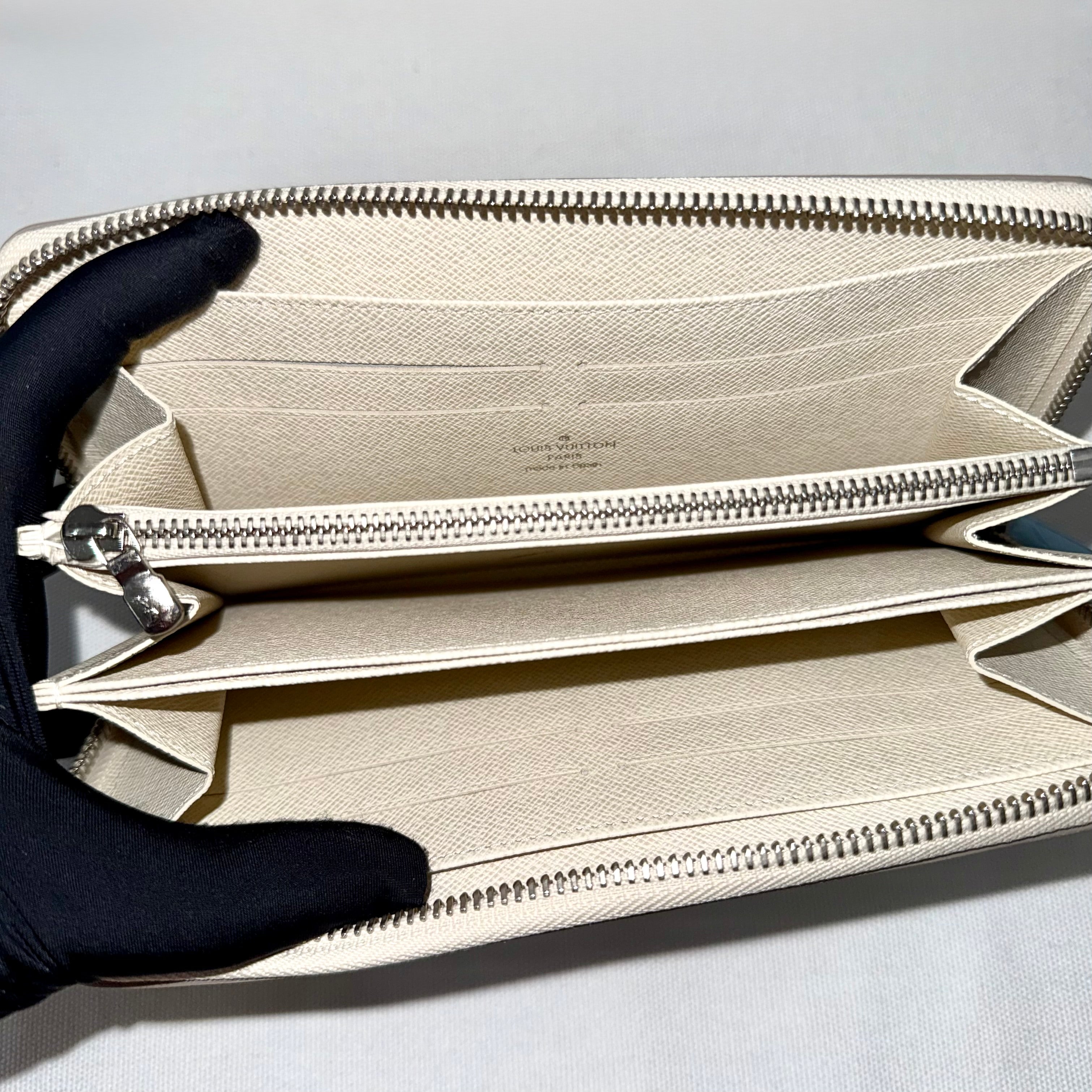 Louis Vuitton White Epi Zippy Wallet Leather